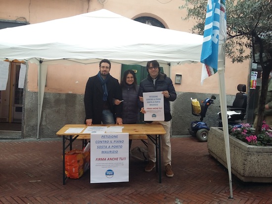Fratellid'Italia banchetto contro piano pargheggi porto maurizio Fratellid'Italia banchetto contro piano pargheggi