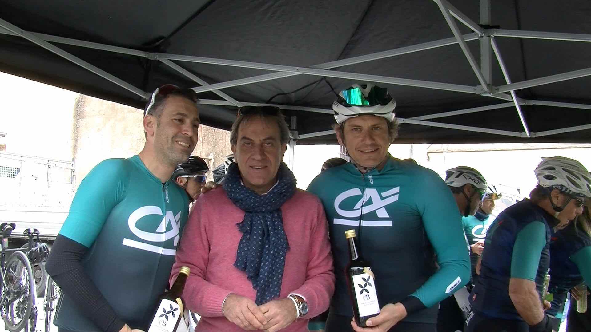 Sulla Cipressa con Vincenzo Nibalib Pippo Pozzato eil sindaco Filippo Guasco