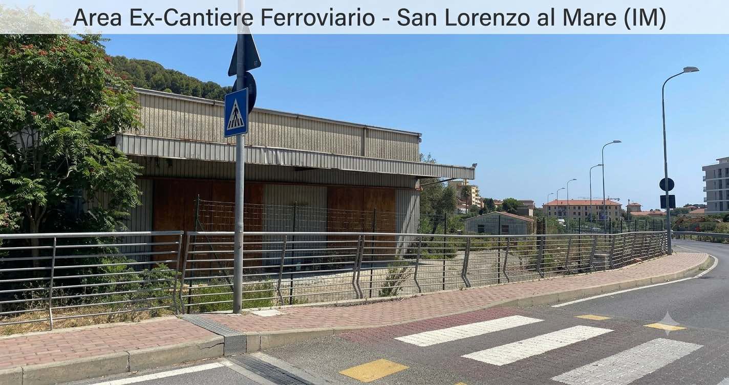 "Vista stradale dell'area dell'ex cantiere ferroviario a San Lorenzo al Mare, prospetto sul magazzino dismesso e la recinzione metallica, destinato alla futura realizzazione di una palazzina di alloggi di servizio per l'Arma dei Carabinieri."