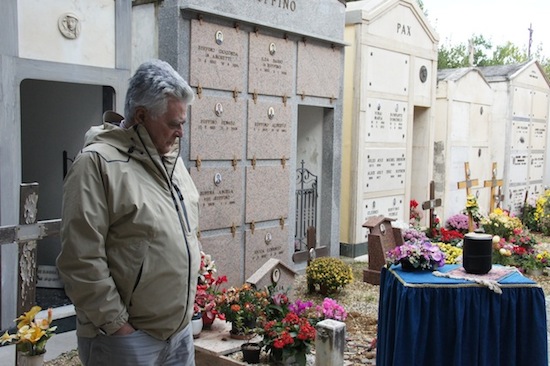 Franco Bianchi Davanti alle Ceneri di Luciano Re Franco Bianchi davanti alle ceneri di Luciano RE
