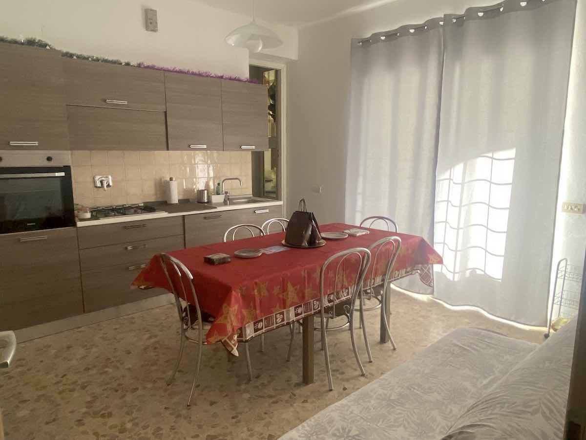 cucina appartamento ciclista di san lorenzo al mare