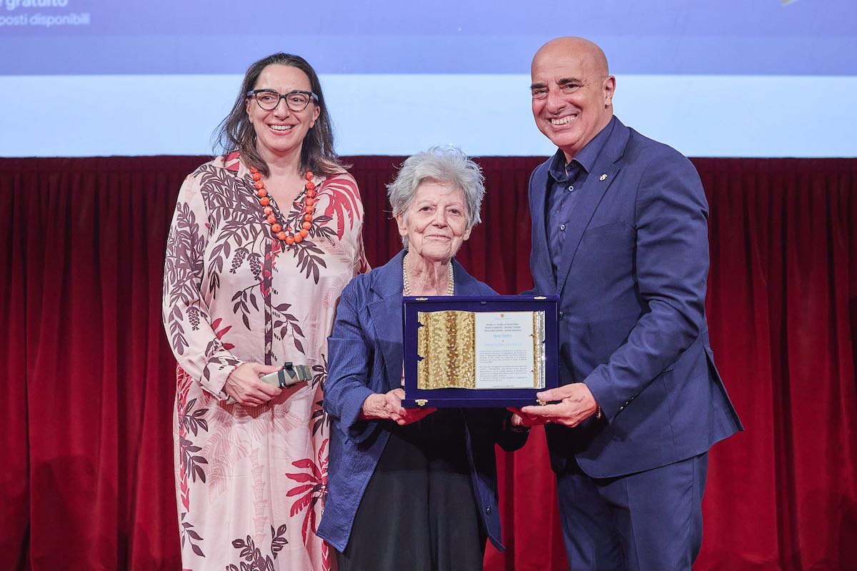 amalia ercoli finzi premiata con sonia Balestra e senatore Gianni Berrino