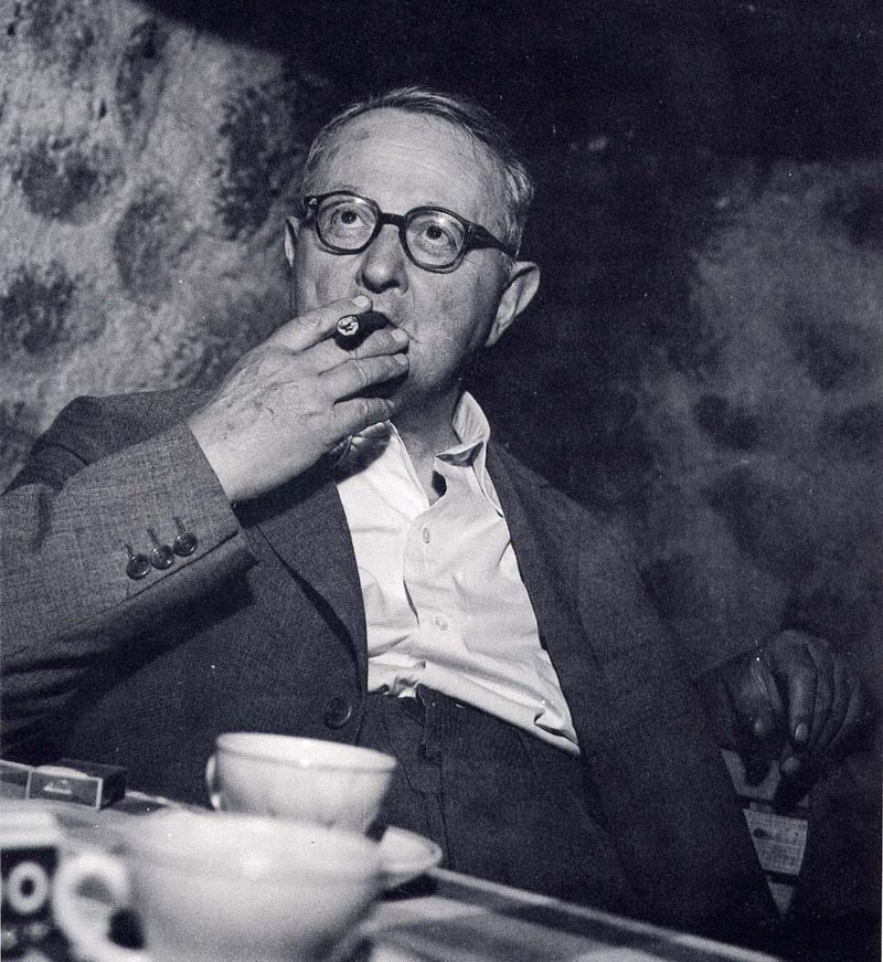 primo piano di camillo sbarbaro che fuma il sigaro