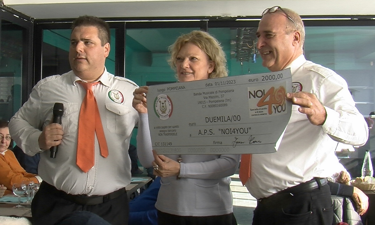  consegna dell'assegno all'associazione hoi4you con Daniele Conio Rosangela Vivaldi Marco Ferrari