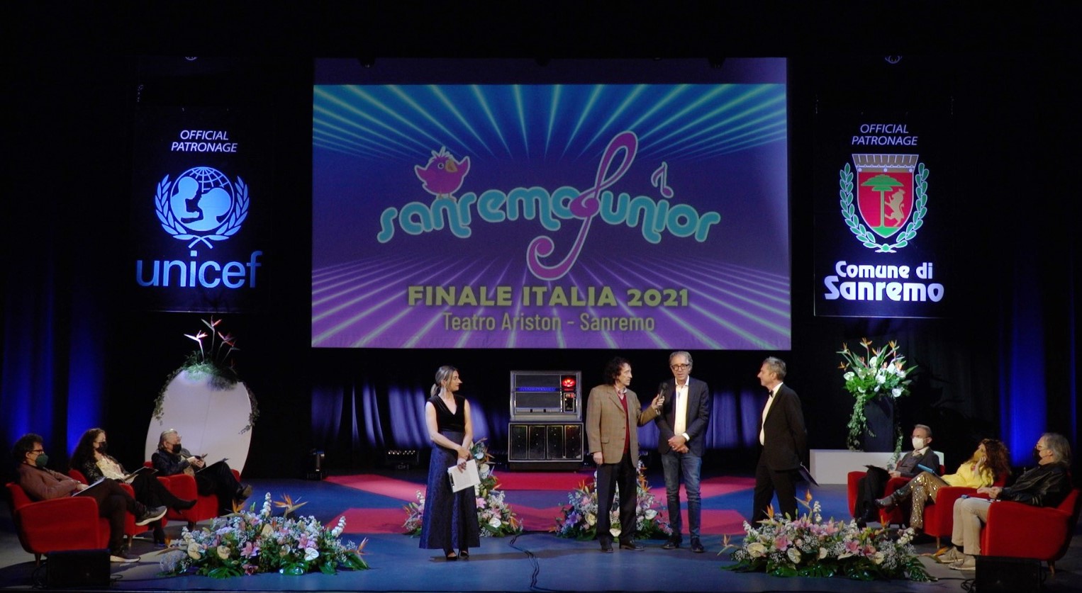foto palco del teatro ariston finale sanremojuniuor con il sindaco biancheri