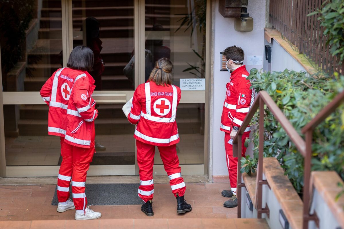 covid 19 i volontari della croce rossa distribuiscono aiuti