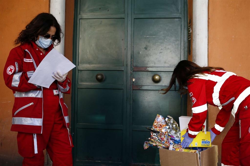 aiuti alimentari distribuiti dai volontari della croce rossa