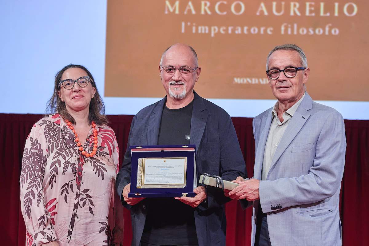 franco forte premiato sul palco del teatro del casinò di sanremo da  edoardo bracco e sonia balestra 