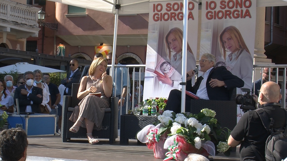 immagine  di rapallo  con giorgia meloni che presenta il suo libro