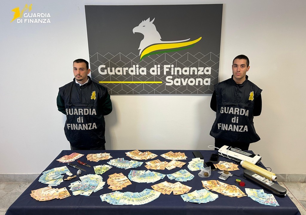 immagime della Guardia di Finanza Savona con  sequestro di droga e contanti