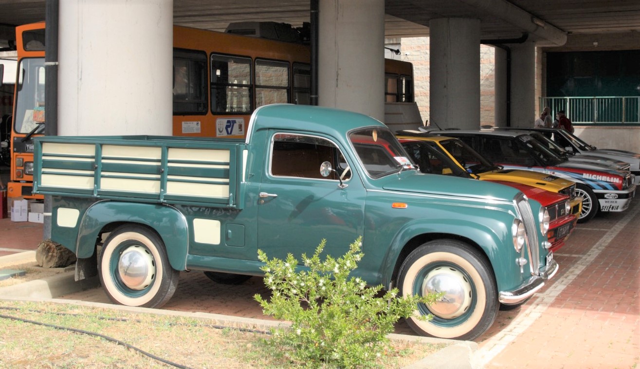 immagine vicolo d'epoca fiat al 2 raduno del museo dei trasporti di taggia