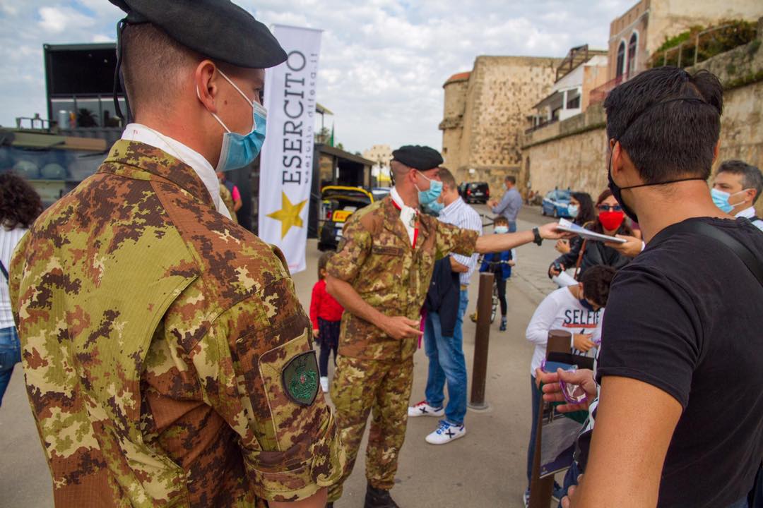 RALLY soldati che distribuiscono materiale informativo al rally di sardegna 2020