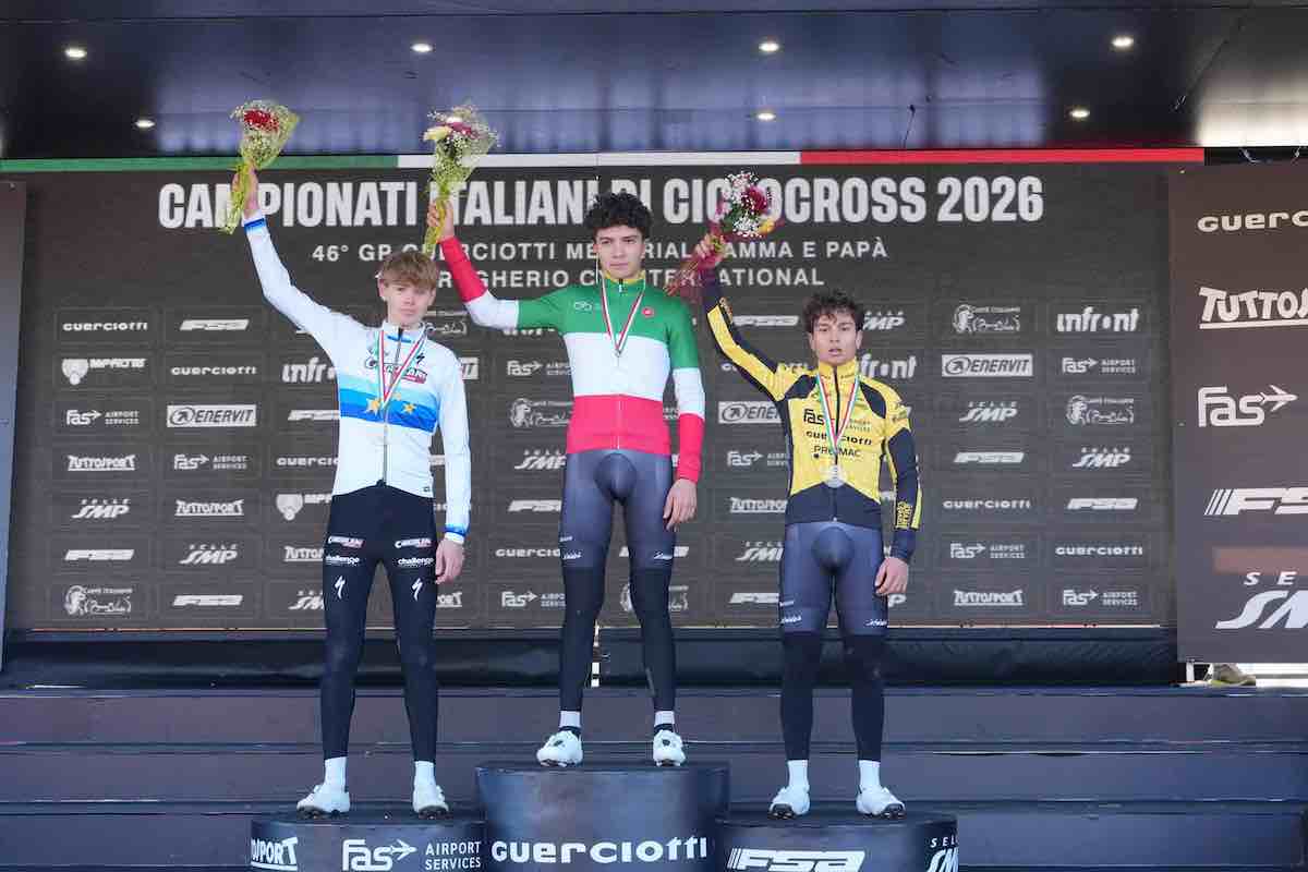 Premiazione maschile Campionati Italiani Ciclocross 2026: Filippo Grigolini in maglia tricolore tra Patrik Pezzo Rosola e Francesco Dell'Olio sul podio.