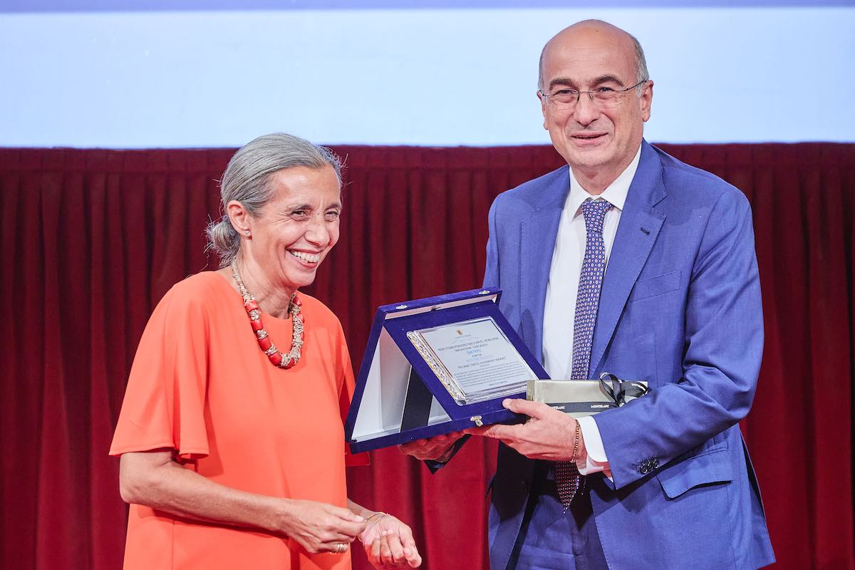 antonio preziosi premiato da enza dedali