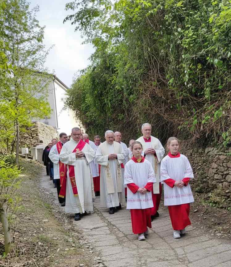 calderara processione di san giorgio il clero presente