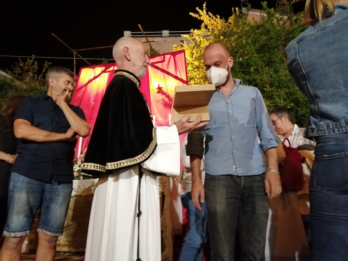 il contenitore per le corone della madonna della rovere