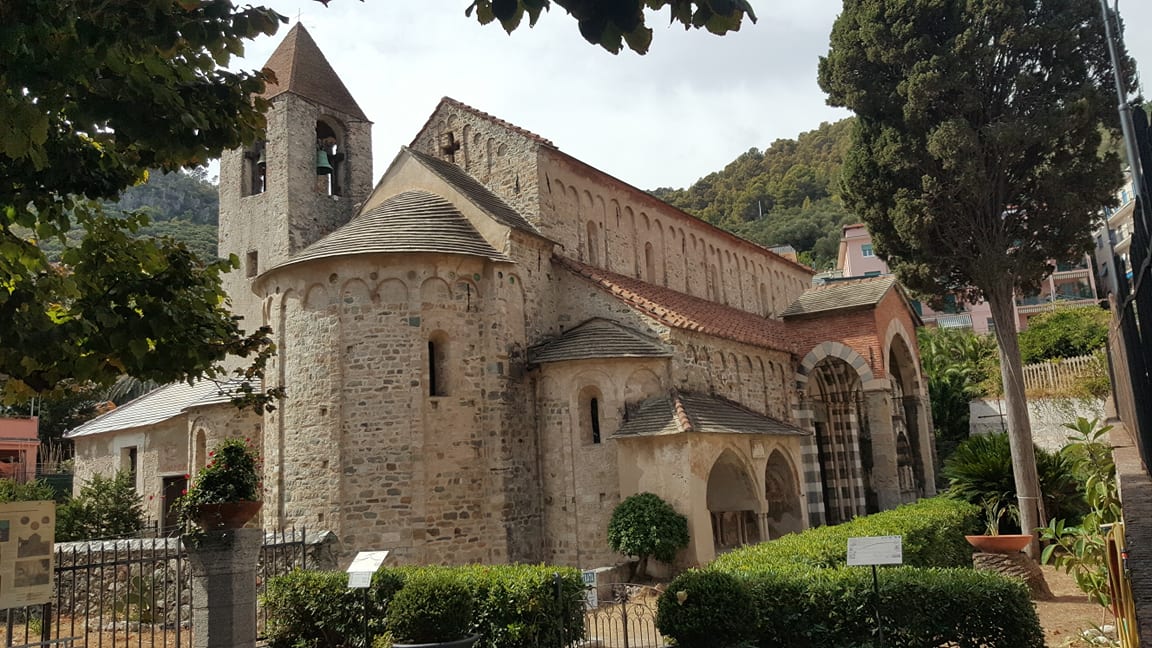 veduta della chiesa di san paragorio a noli in provincia di savona