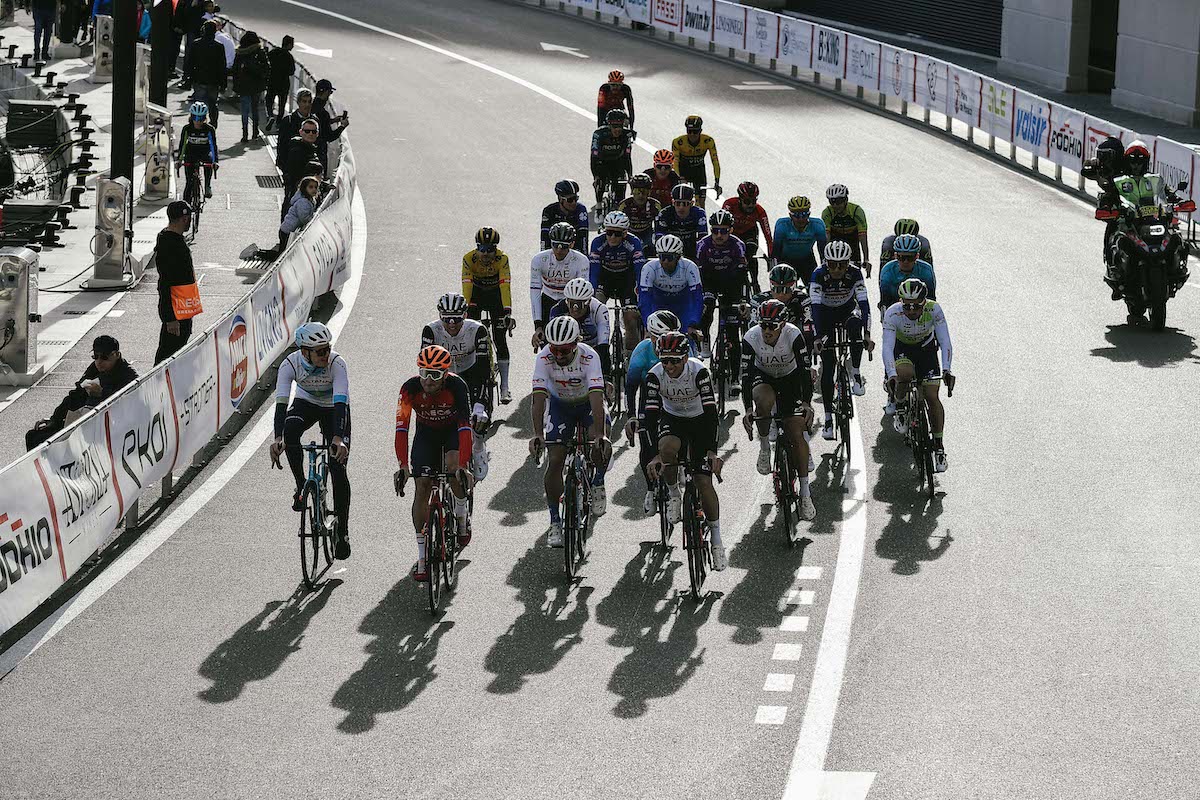 ciclisti sull circuito ddella formula uno al BeKing di  Montecarlo