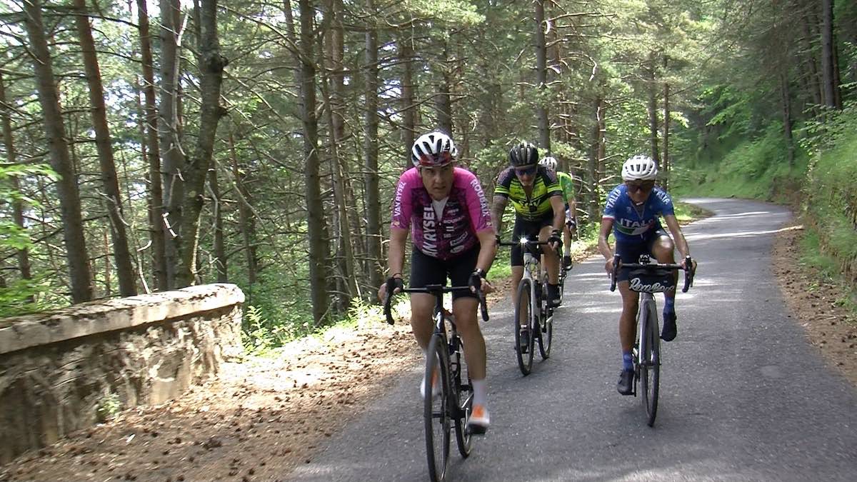 ciclisti sulla salita colle melosa Randonnée “Dal Mare alle Alpi Extreme