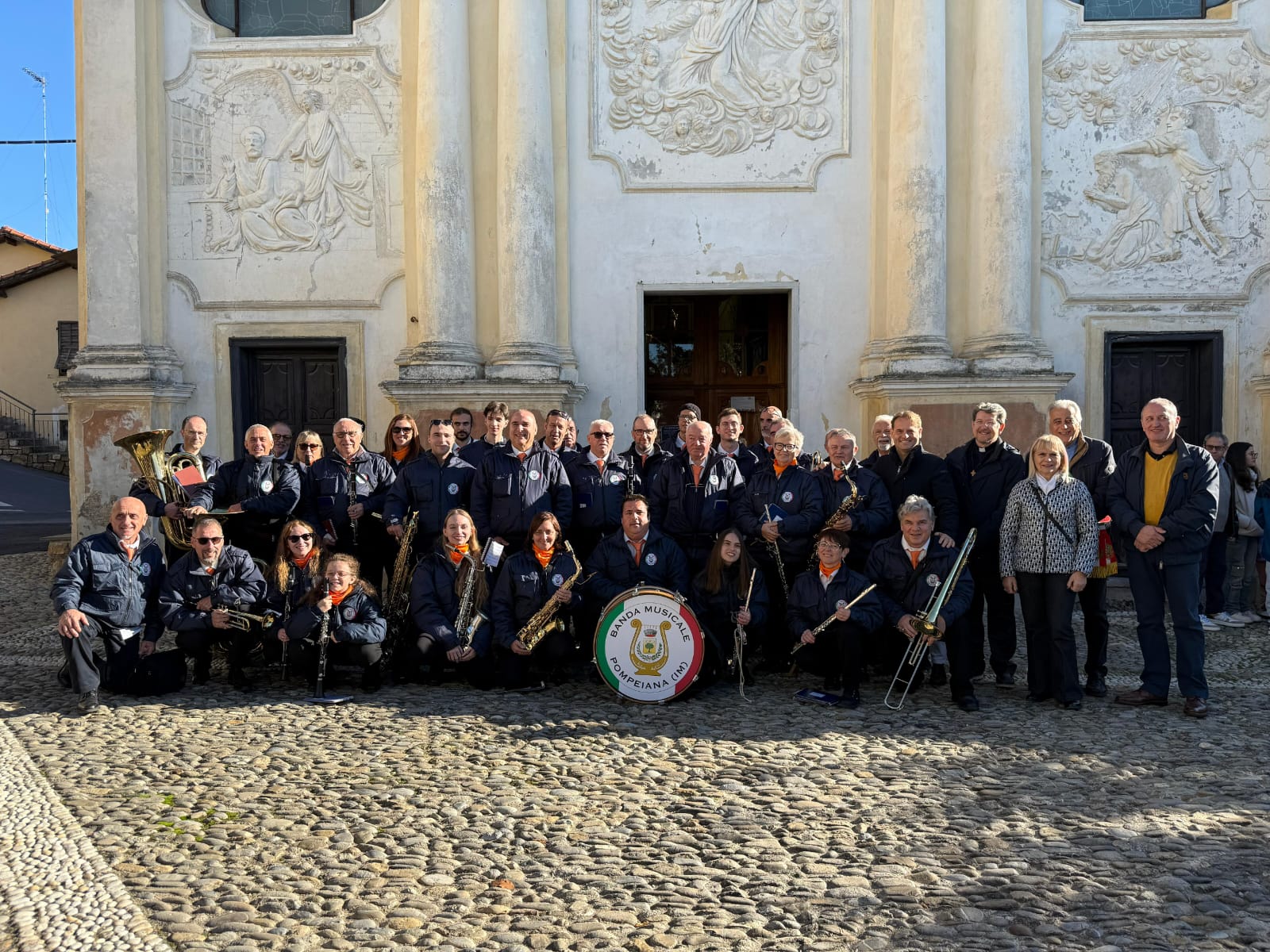  La banda pompeianaal completo davanti alla chiesa parrocchiale il  1 dicembre  2024
