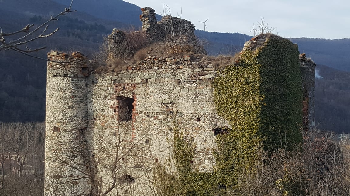 immagine dei resti delcastello priola in provincia di cuneo