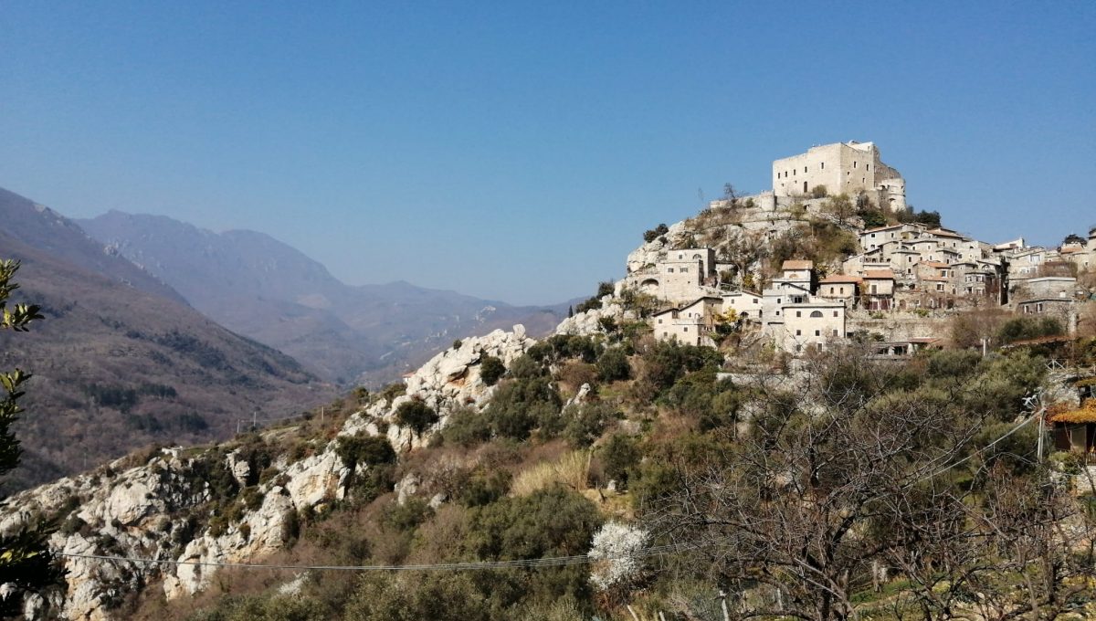 vista panoramica del castello zuccarello vista panoramica del castello zuccarello
