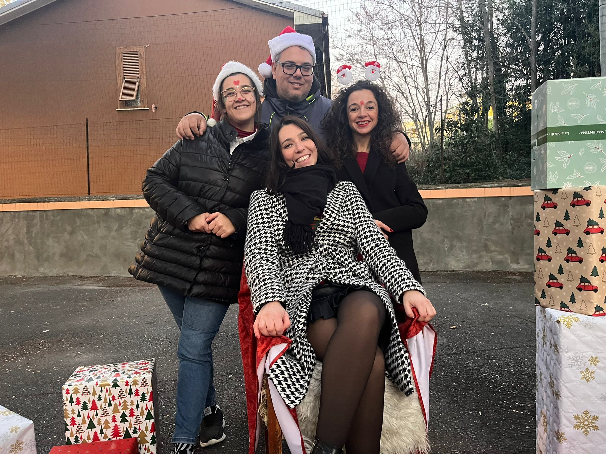 i commercianti della piazzetta di san lorenzo al mare Emiliana Paolo Vanessa e Dalida