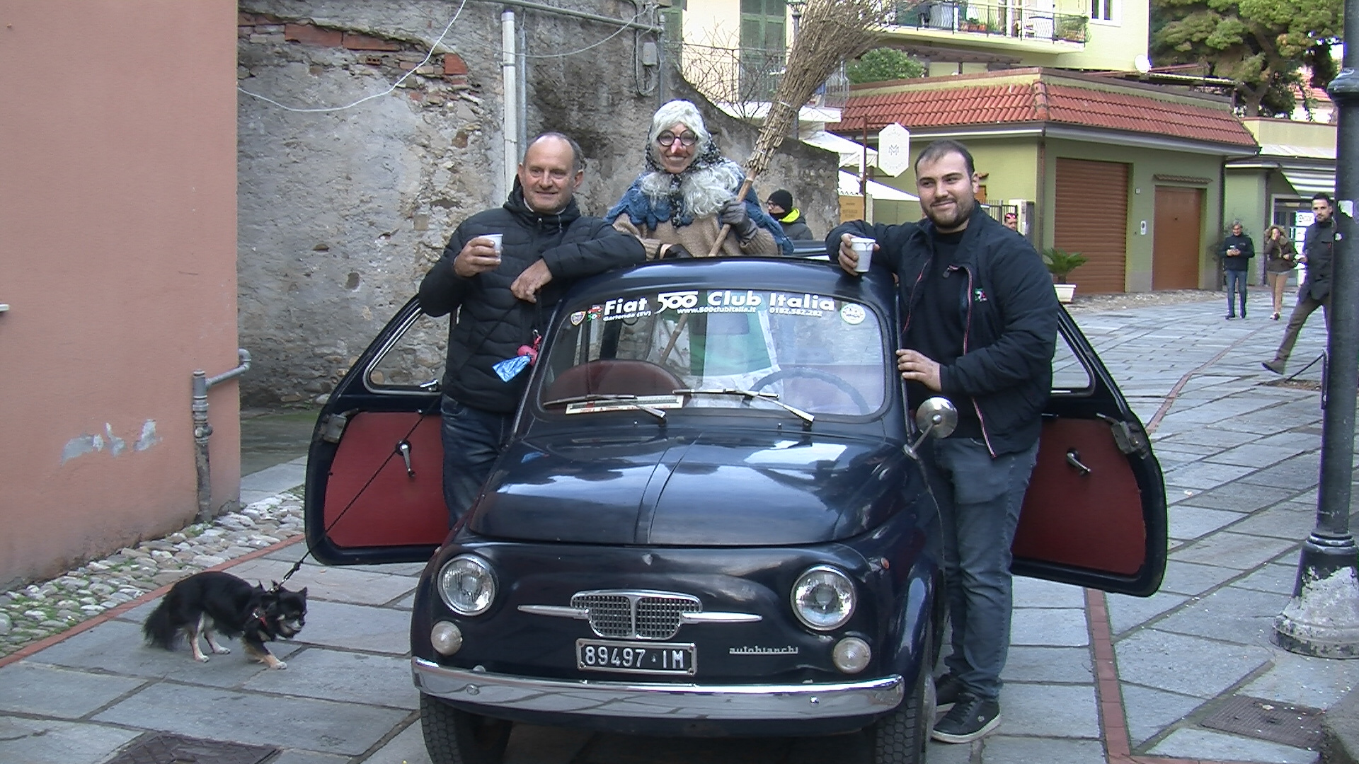 arriva la befana a san lorenzo al 2024 con la fiat 500 giardiniera del fiat 500 club italia di andrea