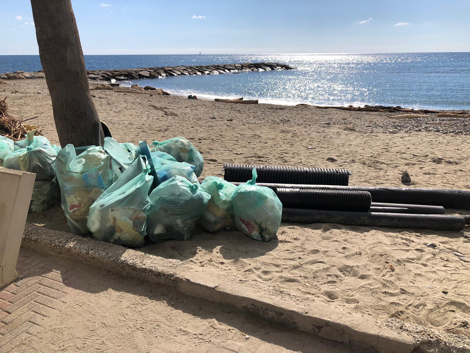 raccolta plastica sulle spiagge a san lorenzo mare